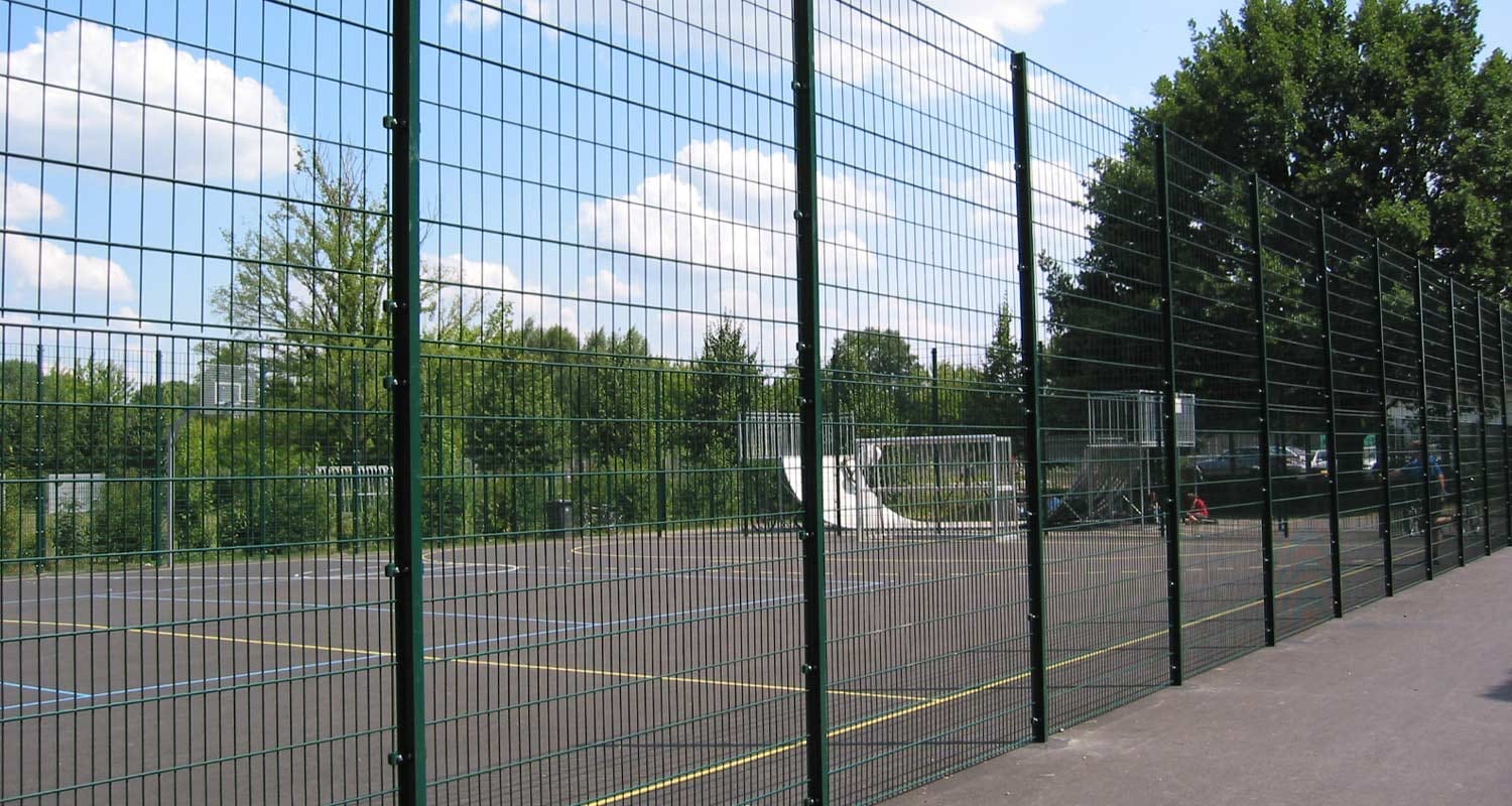 Sportska ograda od panela — montaža ograda